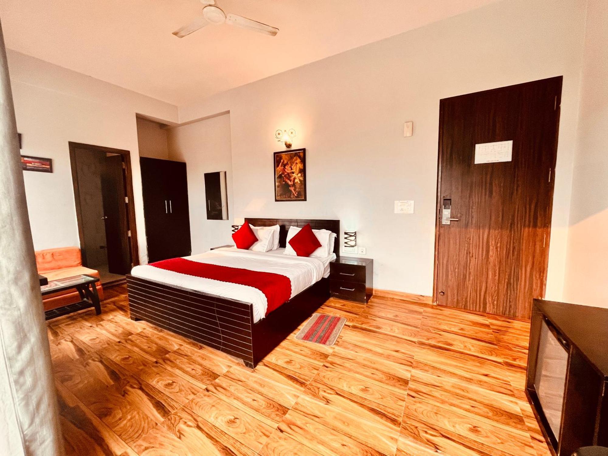 Pearl Grand Boutique Cottage In Omaxe Anandam Vrindavan - #Premium Ac Rooms With Balcony #Big Parking #Lift #Garden #Peaceful Area #Near Prem Mandir #Property Of The Year #Most Awarded Dış mekan fotoğraf