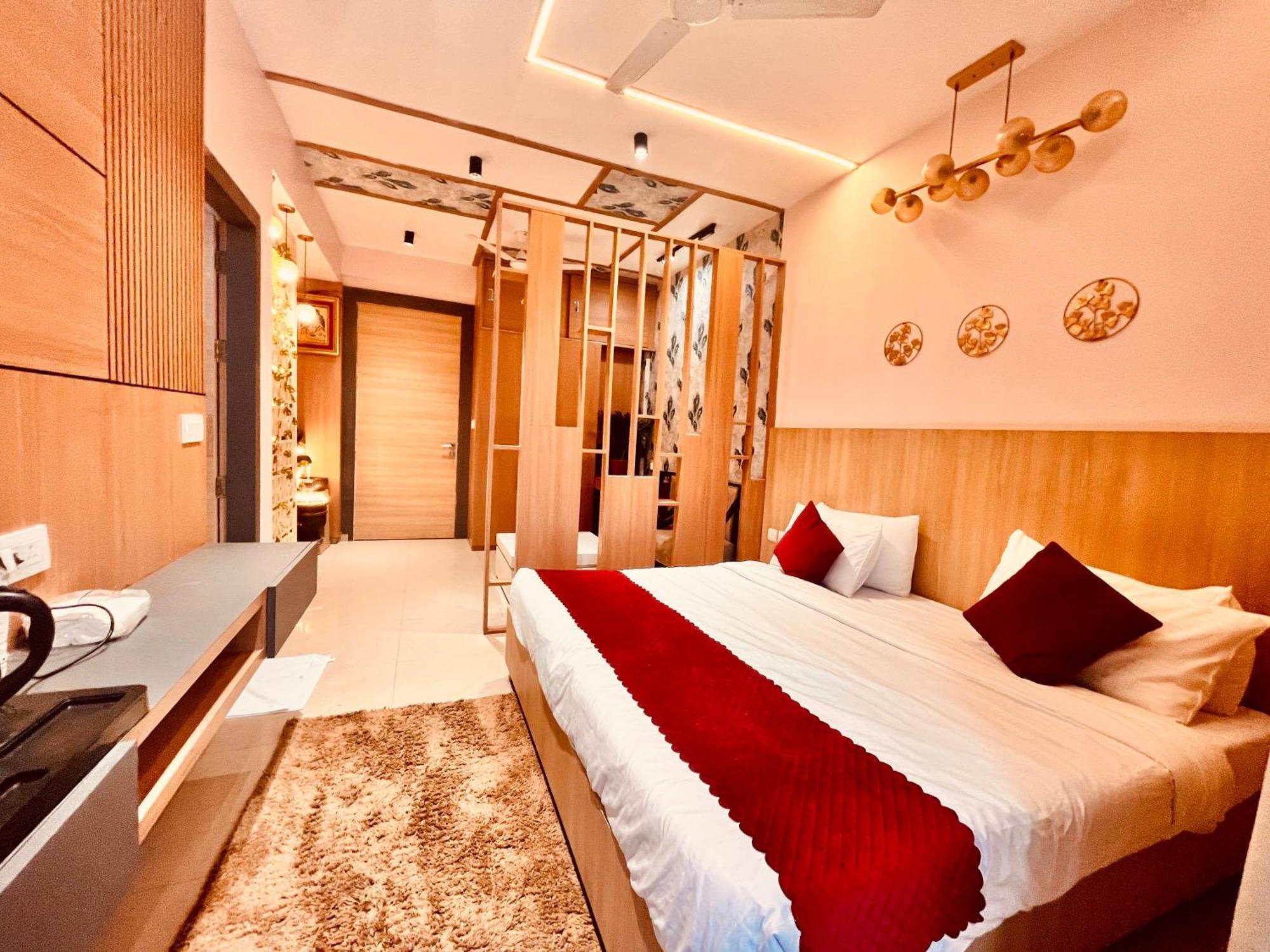 Pearl Grand Boutique Cottage In Omaxe Anandam Vrindavan - #Premium Ac Rooms With Balcony #Big Parking #Lift #Garden #Peaceful Area #Near Prem Mandir #Property Of The Year #Most Awarded Dış mekan fotoğraf